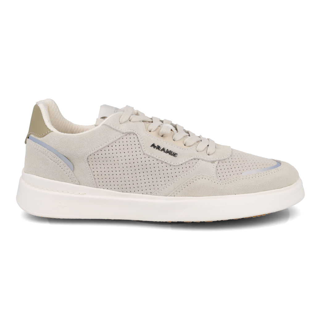 Tênis casual masculino Aramis ARM247 na cor areia, confeccionado em couro com detalhes perfurados para ventilação e fechamento em cadarço.